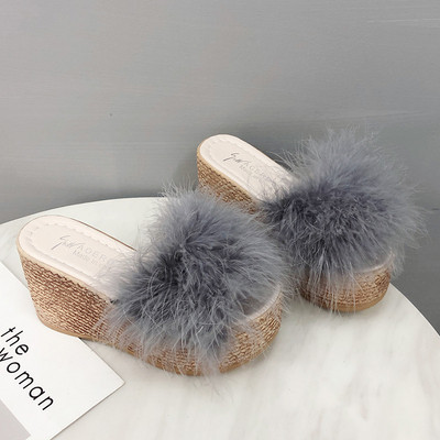 Κομψές γυναικείες  παντόφλες σε μια πλατφόρμα με ένα κάτω στοιχείο σε τέσσερα χρώματα