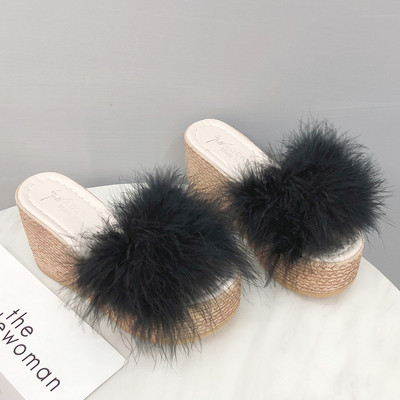 Κομψές γυναικείες  παντόφλες σε μια πλατφόρμα με ένα κάτω στοιχείο σε τέσσερα χρώματα