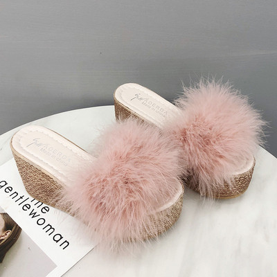 Κομψές γυναικείες  παντόφλες σε μια πλατφόρμα με ένα κάτω στοιχείο σε τέσσερα χρώματα