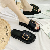 Casual γυναικείες παντόφλες σε λευκό και μαύρο με μεταλλικό στοιχείο