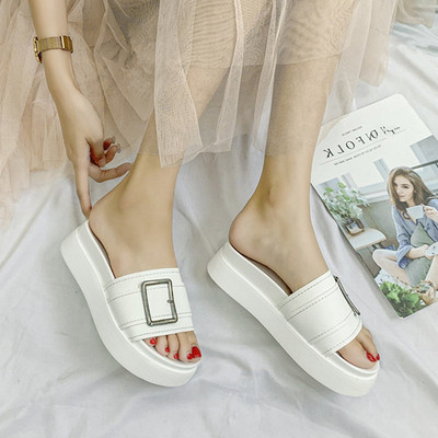 Casual γυναικείες παντόφλες σε λευκό και μαύρο με μεταλλικό στοιχείο