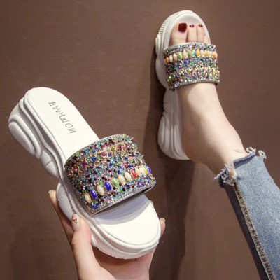 Casual γυναικείες παντόφλες σε λευκό και μαύρο με χρωματιστές πέτρες