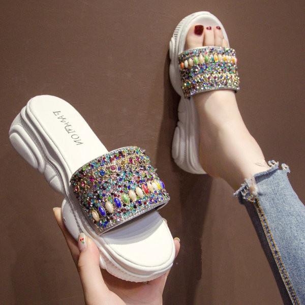 Casual γυναικείες παντόφλες σε λευκό και μαύρο με χρωματιστές πέτρες