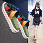 Κομψές γυναικείες παντόφλες με επίπεδη σόλα και έγχρωμες κορδέλες