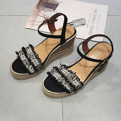 Γυναικεία σανδάλια σε πλατφόρμα σε λευκό και μαύρο χρώμα