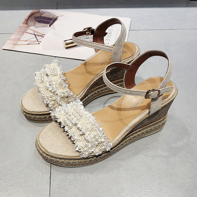 Γυναικεία σανδάλια σε πλατφόρμα σε λευκό και μαύρο χρώμα