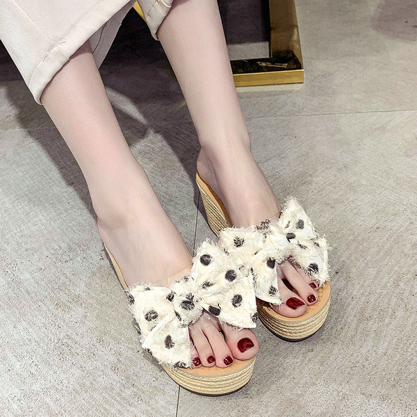 Női platformpapucs több színben pöttyös szalaggal