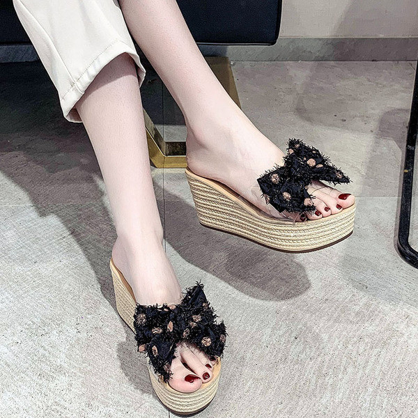 Női platformpapucs több színben pöttyös szalaggal