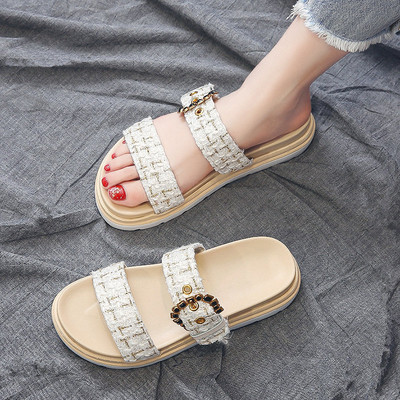 Casual γυναικείες παντόφλες με πέτρες και μεταλλικό στοιχείο σε λευκό και μαύρο χρώμα