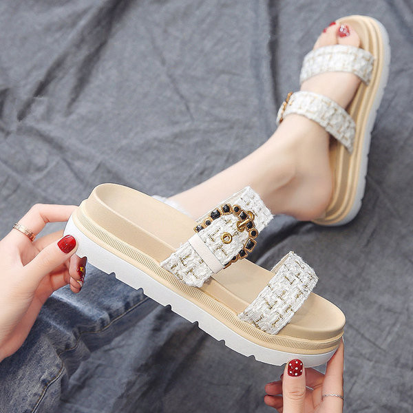 Casual γυναικείες  παντόφλες με πέτρες και μεταλλικό στοιχείο σε λευκό και μαύρο χρώμα