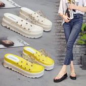 Casual γυναικείες παντόφλες σε λευκό και κίτρινο χρώμα με πέτρες