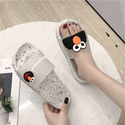 Κομψές γυναικείες παντόφλες με πολύχρωμες εφαρμογές και επίπεδη σόλα