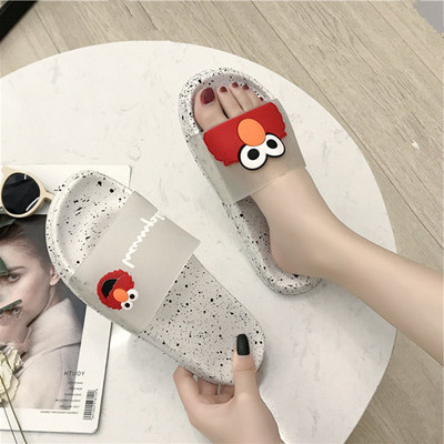 Κομψές γυναικείες παντόφλες με πολύχρωμες εφαρμογές και επίπεδη σόλα