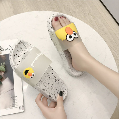 Κομψές γυναικείες παντόφλες με πολύχρωμες εφαρμογές και επίπεδη σόλα