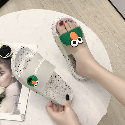 Κομψές γυναικείες παντόφλες με πολύχρωμες εφαρμογές και επίπεδη σόλα