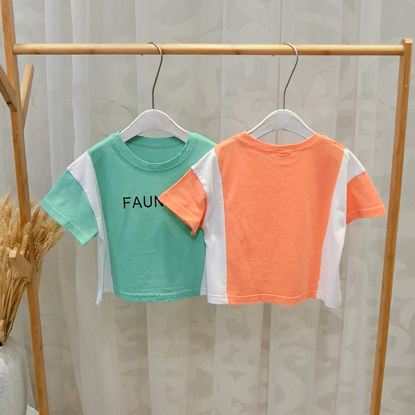 Két színben, felirattal ellátott, alkalmi gyerek póló fiúknak