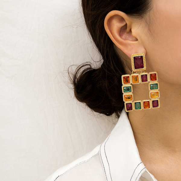 Modern női fülbevaló négyzet alakú, színes fülbevalókkal