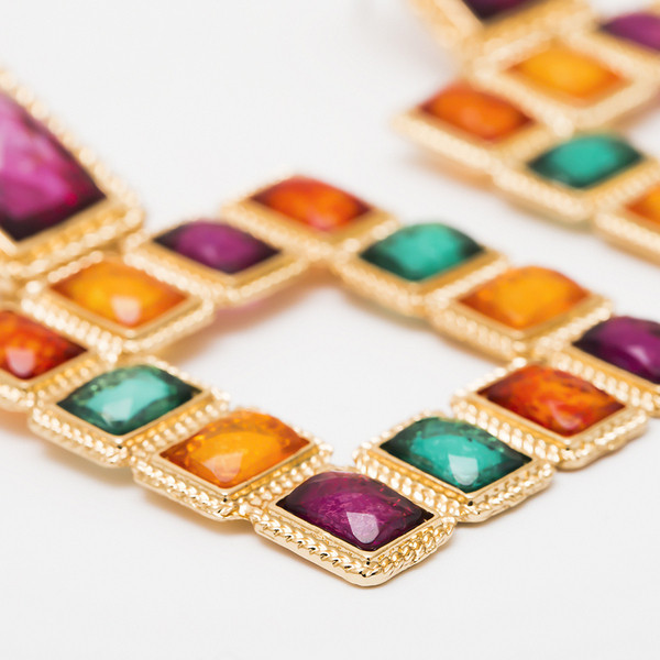 Modern női fülbevaló négyzet alakú, színes fülbevalókkal