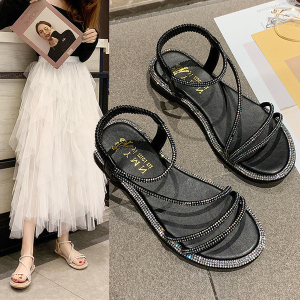 Fekete és ezüst kövekkel díszített női szandál