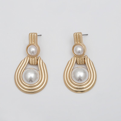 Elegáns női fülbevaló gyöngyökkel, arany színben