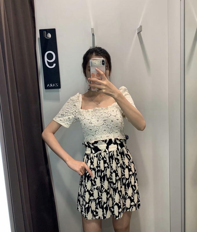 Magas derekú, mintás női redőzött rövidnadrág