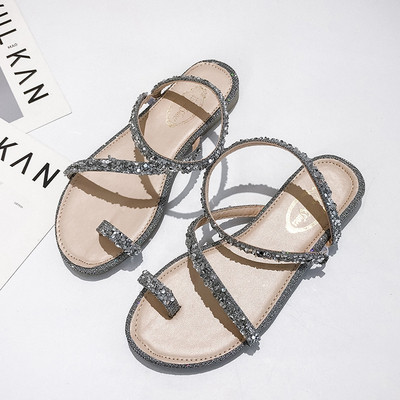 Κομψά γυναικεία σανδάλια σε ασημί και μαύρο χρώμα