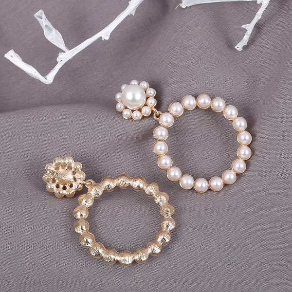 Modern női fülbevaló kerek formával és gyöngyökkel két színben