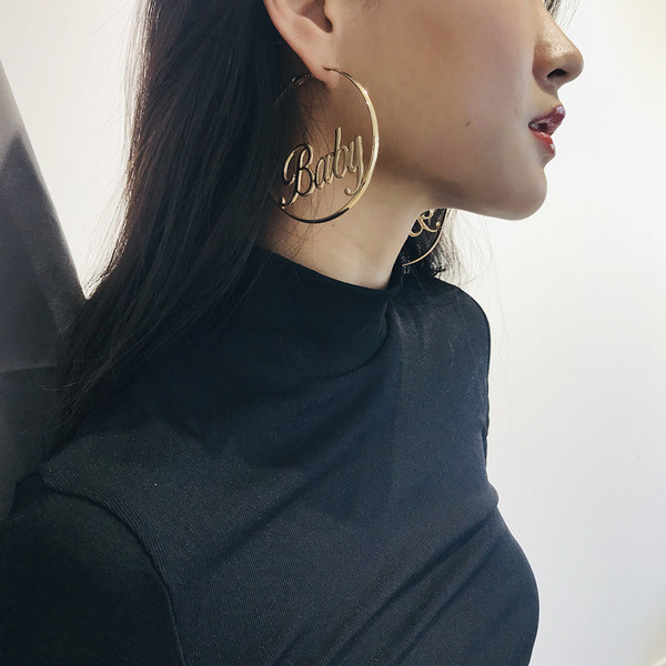 Cercei rotunzi de dama cu inscriptie in doua modele