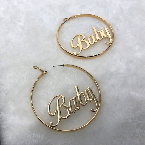 Cercei rotunzi de dama cu inscriptie in doua modele