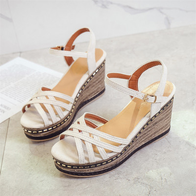 Γυναικεία σανδάλια σε πλατφόρμα σε τρία χρώματα