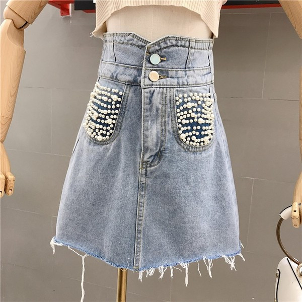 Modern női farmerszoknya, magas derékkal és gyöngyökkel