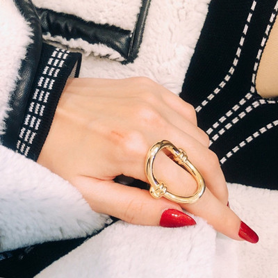 Стилен дамски пръстен в златист цвят