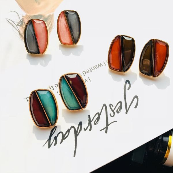 Noul model de cercei de zi cu zi pentru damă în trei culori