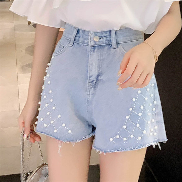 Pantaloni scurți de damă din denim cu perle de culoare deschisă