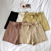 Modern női rövidnadrág különböző színű szalaggal