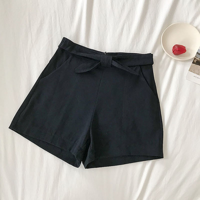 Modern női rövidnadrág különböző színű szalaggal