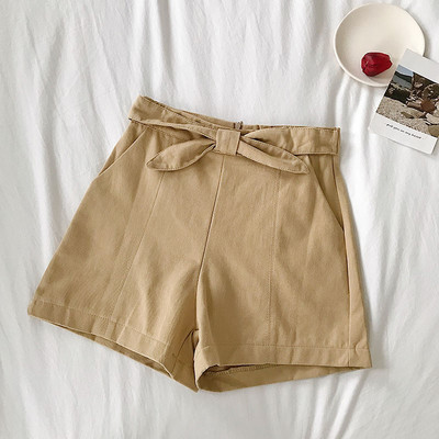 Modern női rövidnadrág különböző színű szalaggal