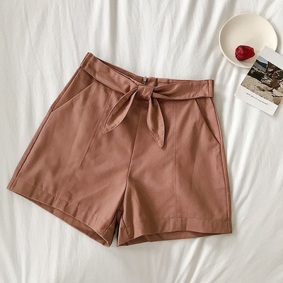 Modern női rövidnadrág különböző színű szalaggal