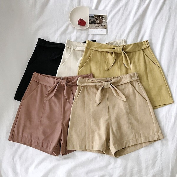 Modern női rövidnadrág különböző színű szalaggal