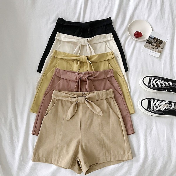 Modern női rövidnadrág különböző színű szalaggal