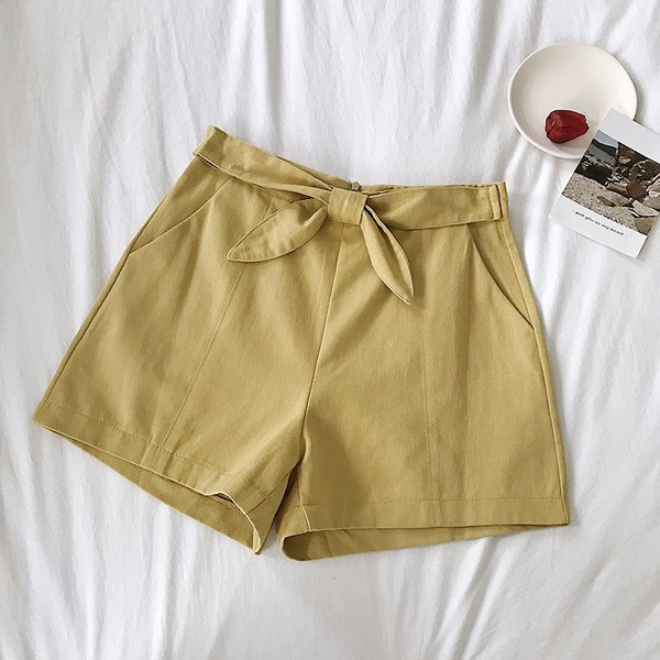 Modern női rövidnadrág különböző színű szalaggal