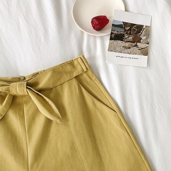 Modern női rövidnadrág különböző színű szalaggal