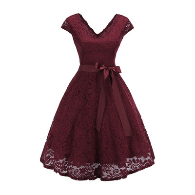 Stílusos női ruha rövid ujjal és csipkével több színben