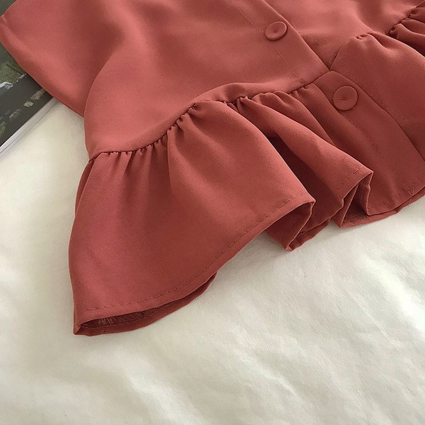 Stílusos női felső, vékony pántokkal és gombokkal, többféle színben