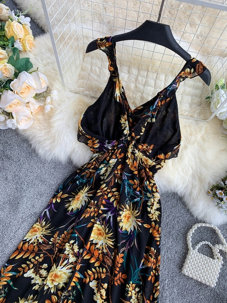 Hosszú női ruha vékony pántokkal