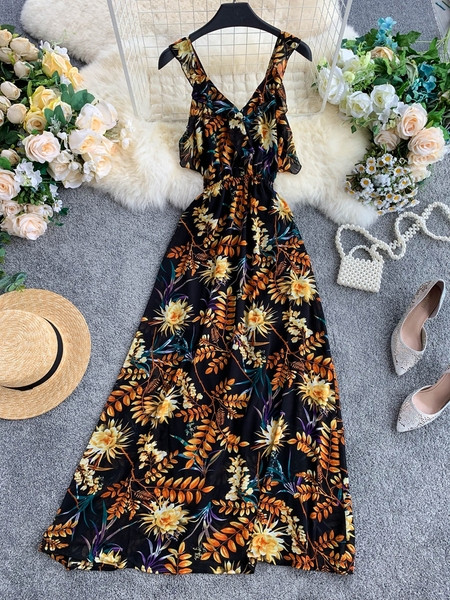 Hosszú női ruha vékony pántokkal