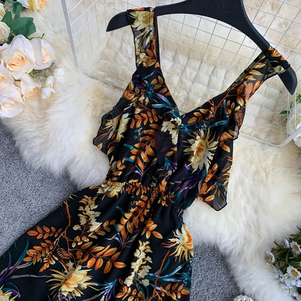 Hosszú női ruha vékony pántokkal