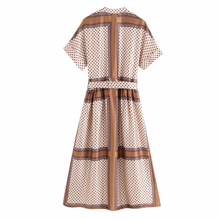 Lezser női hosszú ruha teljes hosszában gombokkal, derekán megkötővel