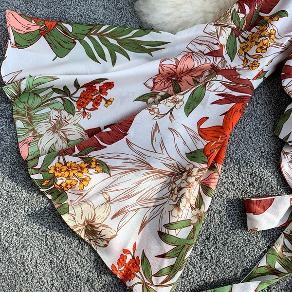 Bluză scurtă de damă modernă cu mâneci lotus și motiv floral