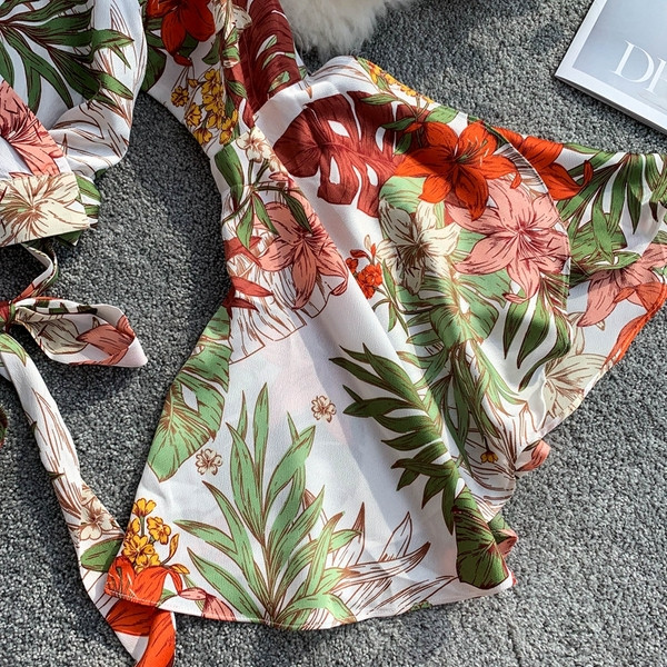 Bluză scurtă de damă modernă cu mâneci lotus și motiv floral